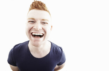 Studio-Porträt eines lachenden jungen Mannes - ISF16502
