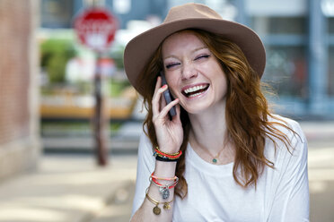 Porträt einer jungen Frau, die ein Mobiltelefon benutzt - ISF16512