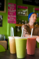 Bio-Smoothies auf dem Tisch im Cafe - ISF16525