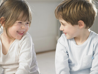 Gemeinsam lächelnde Kinder in einem Haus - CUF39169