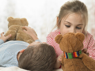 Kinder mit Teddybären im Haus - CUF39174