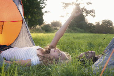 Teenager-Mädchen beim Fotografieren auf dem Campingplatz - CUF39193