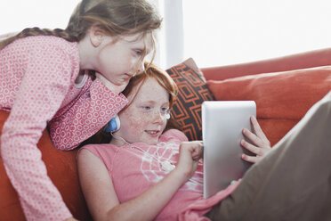Mädchen benutzen gemeinsam einen Tablet-Computer - CUF39202