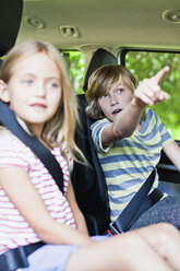 Children sitting in backseat of car - CUF39237