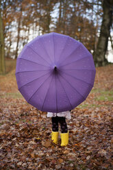 Mädchen spielt mit Regenschirm im Park - CUF39253