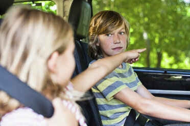 Kinder auf dem Rücksitz eines Autos - CUF39306