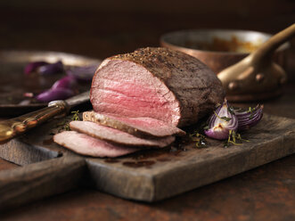 Weihnachtsessen: Chateaubriand-Steak aus dem dicken Filetstück, medium gebraten, serviert mit gerösteten Zwiebeln, Pfeffer und Kräutern - CUF39315