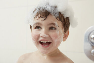 Junge in der Badewanne mit Seifenblasen auf seinem Kopf - CUF39376
