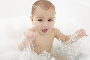 Baby splashing in bathtub - CUF39378