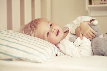 Baby girl lying in bed - CUF39400