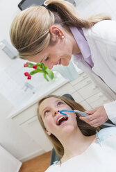 Zahnarzt arbeitet an Teenager-Mädchen - CUF39443