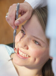 Zahnarzt benutzt Zahnarztspiegel bei Teenagerin - CUF39444