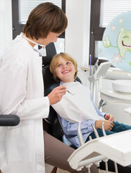 Junge im Zahnarztstuhl beim Check-up - CUF39446