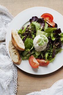 Frischer gemischter Salat mit Baguettescheiben - CUF39481