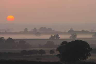 Sonnenuntergang über einer ländlichen Szene, Shropshire, England, UK - CUF39497