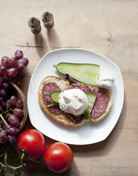 Salami-Sandwich mit Weintrauben und Tomaten - CUF39500