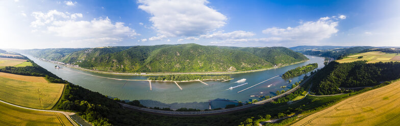 Deutschland, Rheinland-Pfalz, Region Bingen, Henschhausen am Rhein, Panoramablick auf Getreidefelder, Kaub und Burg Pfalzgrafenstein - AMF05816