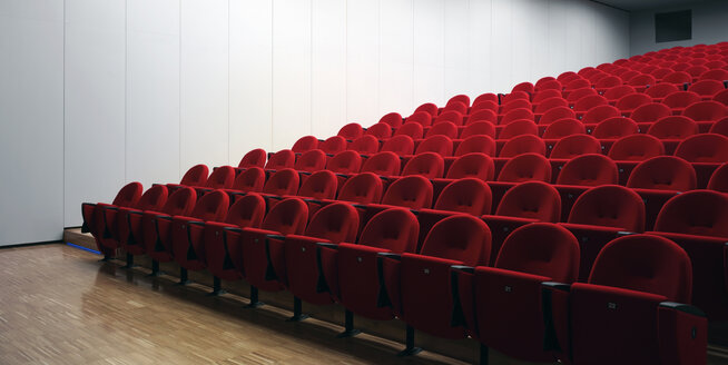 Rote Stühle im leeren Hörsaal - CUF39567
