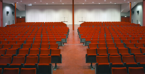 Rote Stühle im leeren Hörsaal, lizenzfreies Stockfoto