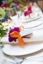 Nahaufnahme eines Details der Tischdekoration bei einem Hochzeitsempfang - CUF39590
