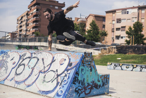 Tätowierter Mann macht Parkour in einem Skatepark - ACPF00082