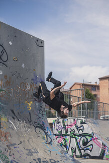 Tätowierter Mann macht Parkour in einem Skatepark - ACPF00083