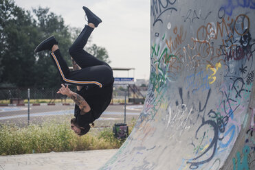 Tätowierter Mann macht Parkour in einem Skatepark - ACPF00084