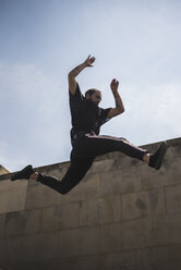 Tätowierter Mann beim Parkour - ACPF00090