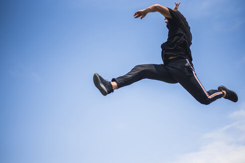 Man jumping in the air - ACPF00091