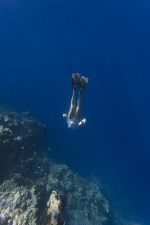 Indonesien, Bali, junge Frau beim Schnorcheln - KNTF01138