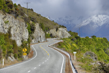 Neuseeland, Südinsel, kurvenreiche Straße in der Landschaft entlang des Hawea-Sees mit den Südalpen im Hintergrund - RUEF01910