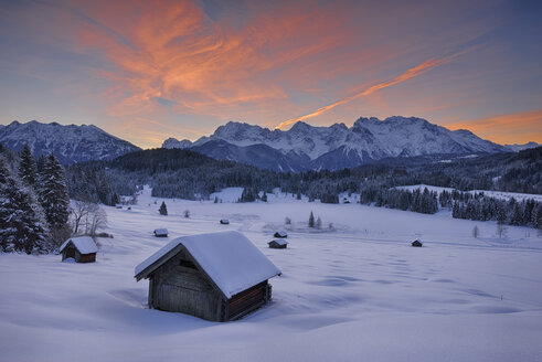 Deutschland, Bayern, Blick auf das Karwendelgebirge mit zugefrorenem Geroldsee bei Sonnenaufgang - RUEF01914