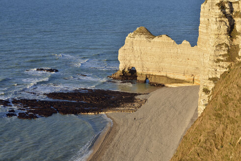 Frankreich, Haute-Normandie, bei Etretat, Naturbogen Porte d'Amaont - RUEF01919