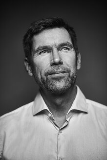 Portrait of smiling man, black and white, looking up - MMIF00187