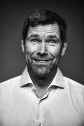 Portrait of smiling man, black and white - MMIF00188