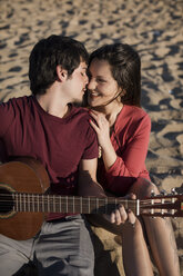 Verliebtes Paar mit Gitarre am Strand - MAUF01463