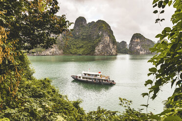 Vietnam, Ha Long Bucht, mit Kalksteininseln und Ausflugsboot - WPEF00643