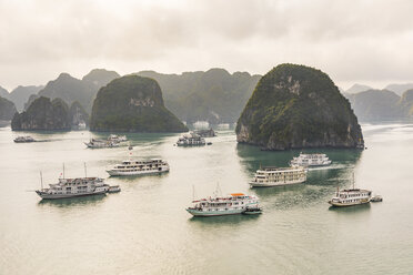 Vietnam, Ha Long Bucht, mit Kalksteininseln und Ausflugsbooten - WPEF00646