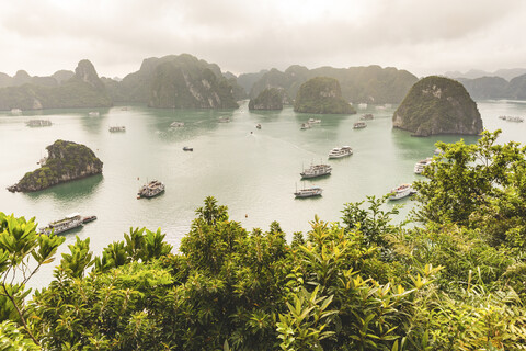 Vietnam, Ha Long Bucht, mit Kalksteininseln und Ausflugsbooten, lizenzfreies Stockfoto