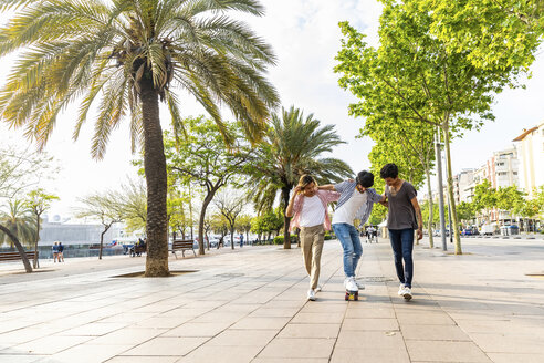 Drei Freunde mit Skateboard auf der Strandpromenade - WPEF00651