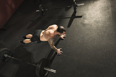 Bodybuilder macht Liegestütze im Fitnessstudio - ISF16585