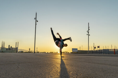 Akrobat beim Handstand in der Stadt bei Sonnenaufgang - AFVF00666