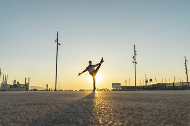 Akrobat beim Bewegungstraining in der Stadt bei Sonnenaufgang - AFVF00667