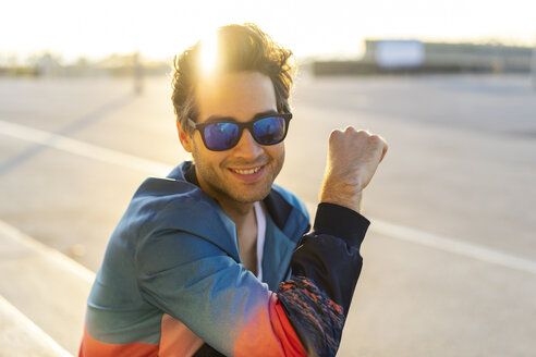 Glücklicher Mann mit Sonnenbrille, Porträt - AFVF00671