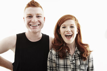 Studio-Porträt eines rothaarigen jungen Paares, das lacht - ISF16651