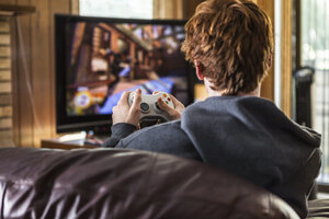 Teenager spielt Videospiele zu Hause - ISF16702