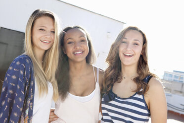 Teenage girls laughing - ISF16765