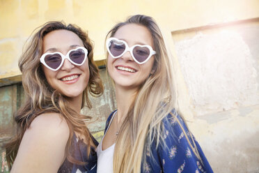 Teenage girls wearing heart-shaped sunglasses - ISF16768