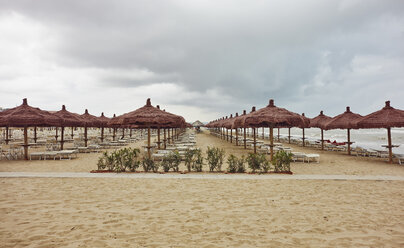 Reihen von Sonnenschirmen und Liegestühlen am Strand, Pescara, Abruzzen, Italien - ISF16800