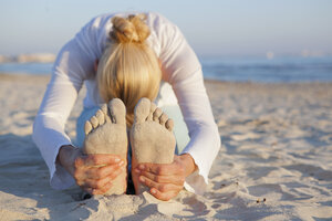 Frau macht Yoga Gebet Stretch am Strand - ISF16808